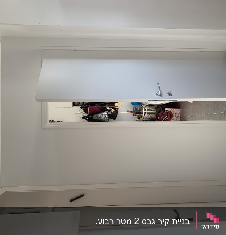 קיר גבס לבן עם דלת פתוחה חלקית